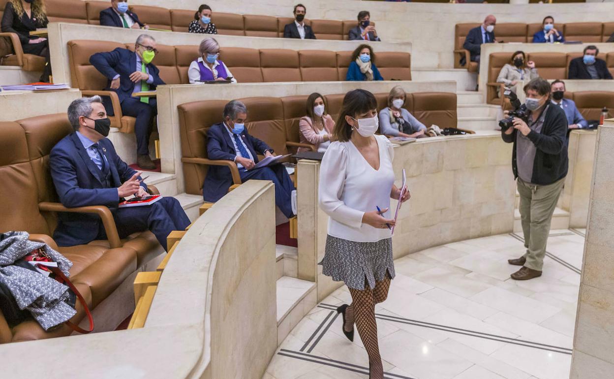 La consejera de Economía y Hacienda, María Sánchez, camino del estrado ayer en el Parlamento. 