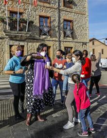 Imagen secundaria 2 - Arriba, la administración de Comillas. Abajo, Antonio, el lotero que ha repartido suerte; y algunas trabajadoras del Ayuntamiento del Ruiloba celebrando.