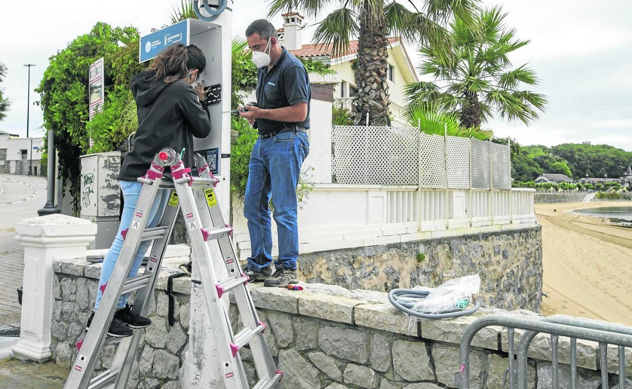 Instalación de las medidas anticovid en las playas, con cámaras que controlaban el aforo de los arenales. 