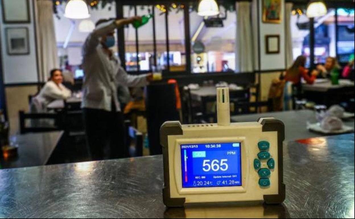 Medidor de CO2 en un bar de Oviedo.