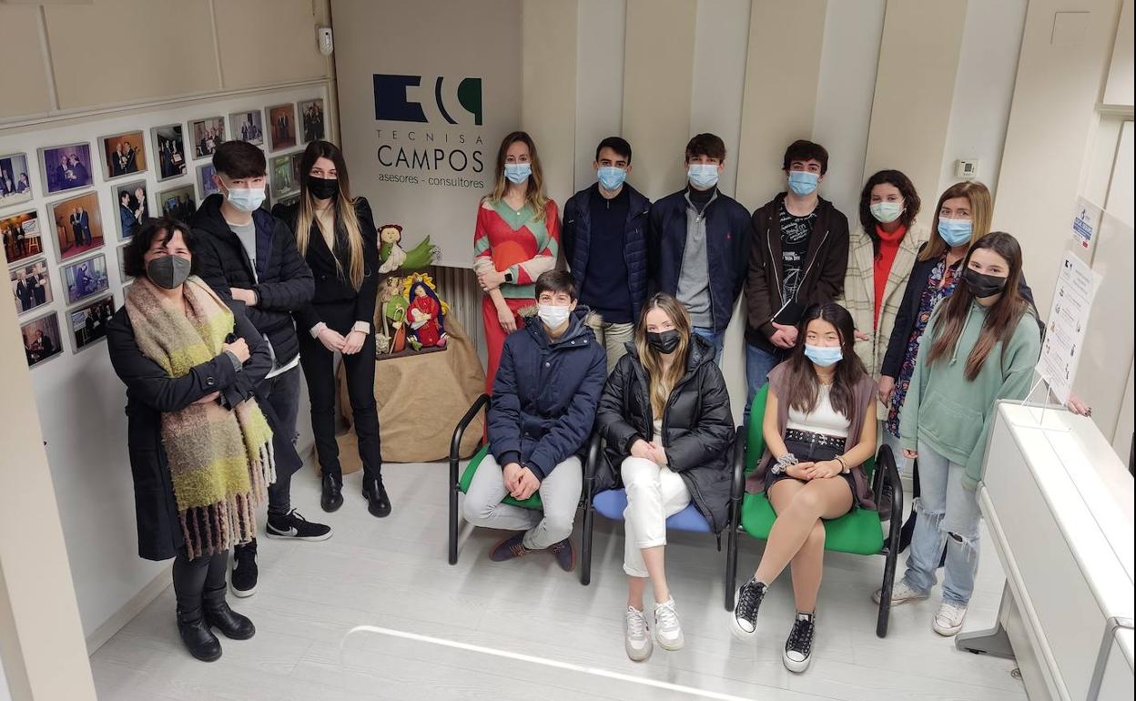 Los alumnos del Colegio Castroverde visitan las oficinas de Tecnisa Campos, en Santander.