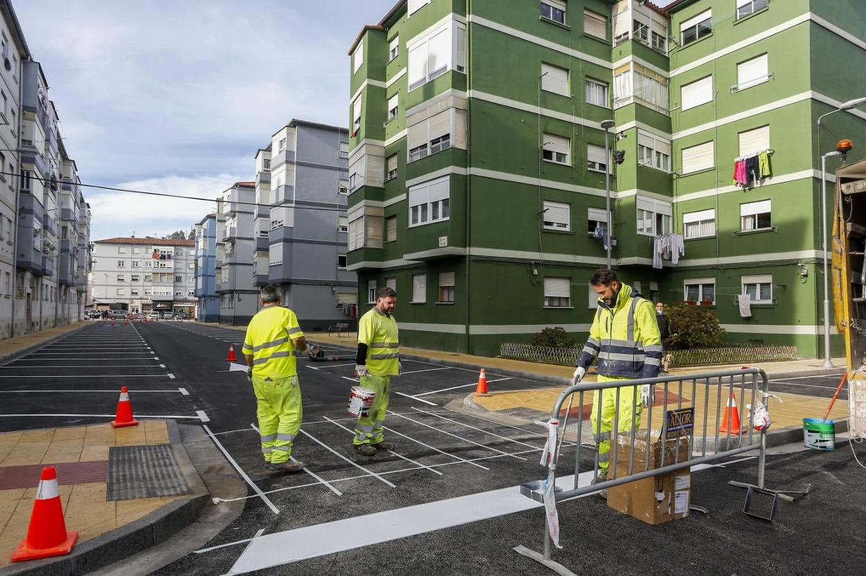Esta semana se han realizado trabajos de asfaltado y señalización. l. p.