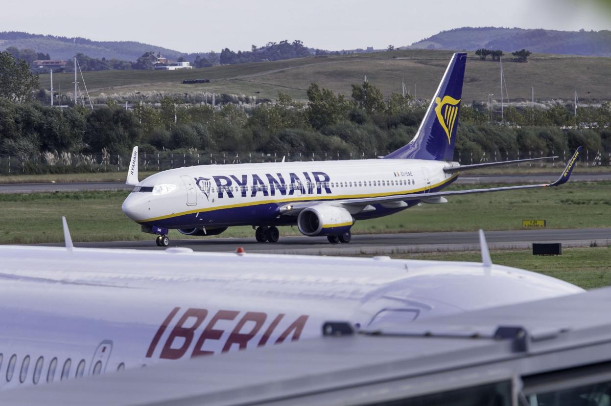 Aviones de Iberia y Ryanair en el aeropuerto Seve Ballesteros. 