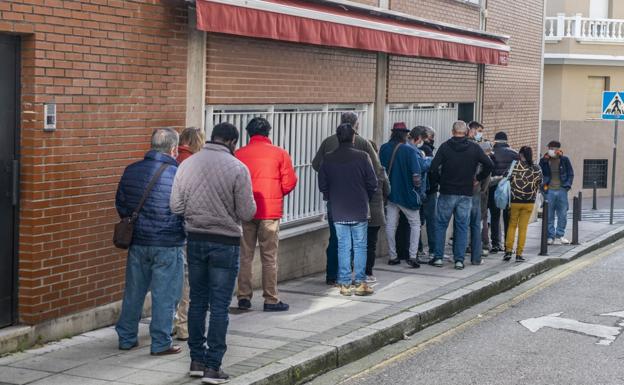 Las colas frente a la Cocina Económica de Santander se forman a diario. La mitad de los demandantes de ayuda son de Cantabria y la otra mitad, extranjeros.