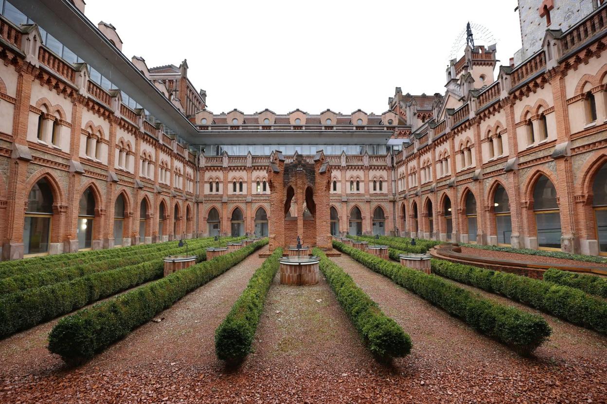 Vista del claustro este, ya rehabilitado, del Seminario Mayor de Comillas.