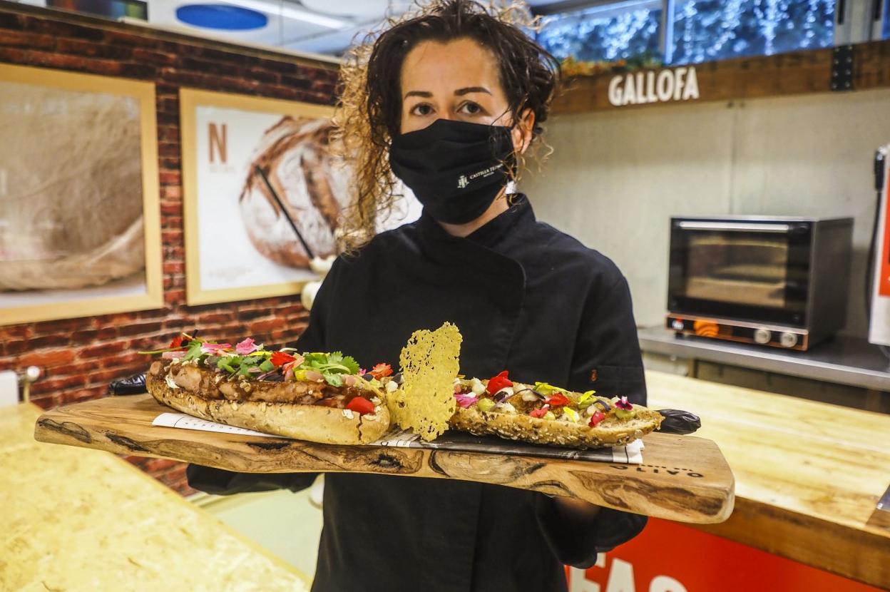 Teresa Lavín, con su 'bocata' de cochinillo.