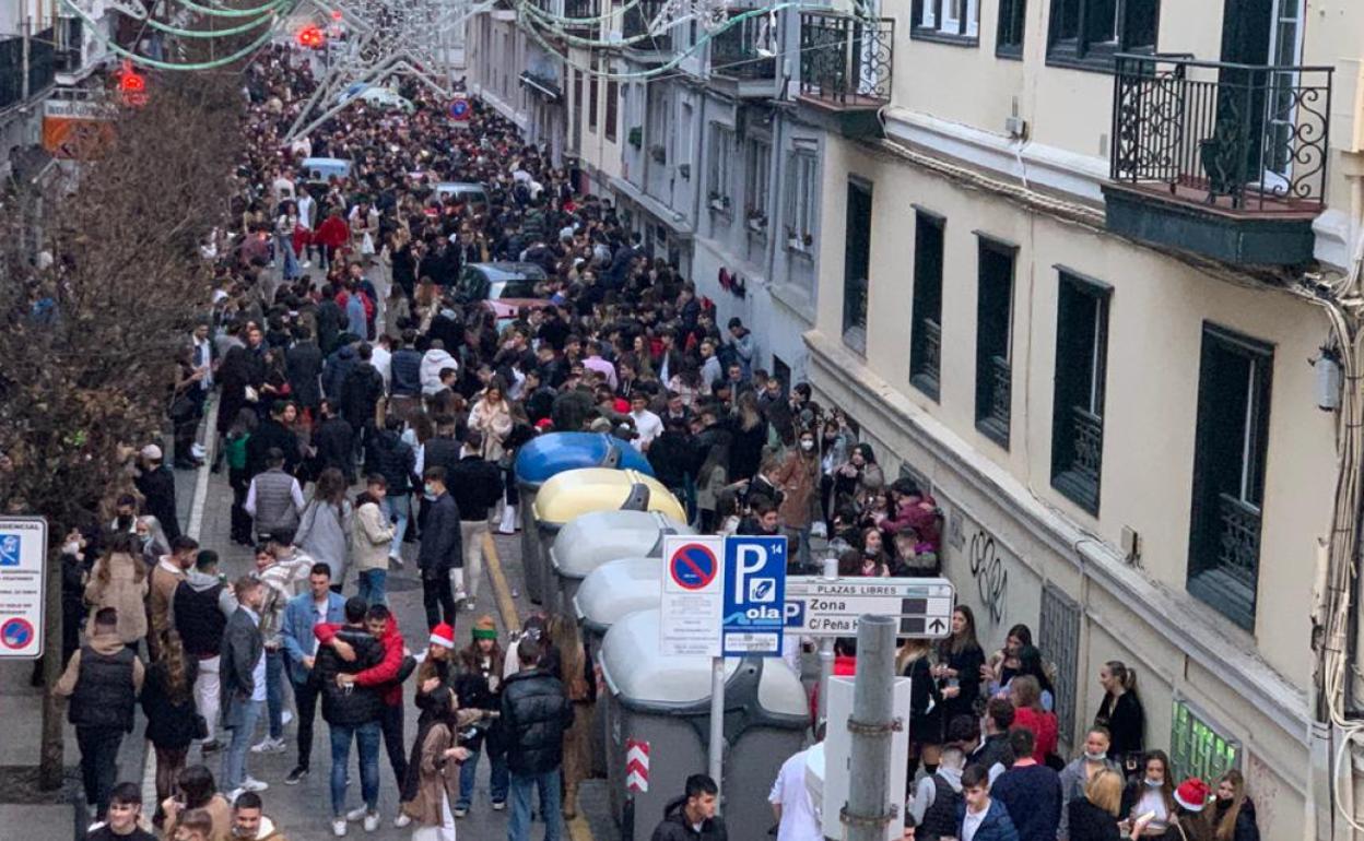Imagen de jóvenes en la calle Peña Herbosa, a las 17.30 horas de esta 'tardebuena'.