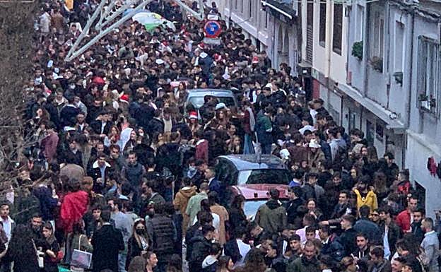 Imagen principal - Una &#039;tardebuena&#039; con «menos gente» en Santander