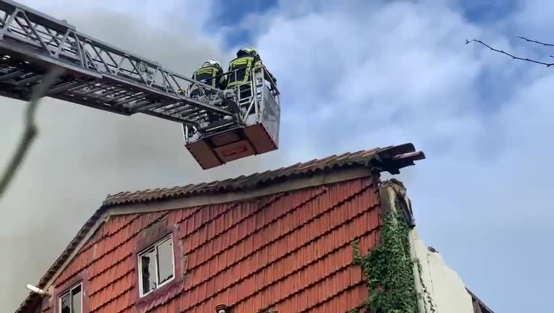 El fuego destruye una casa okupa en Adarzo que estaba vacía