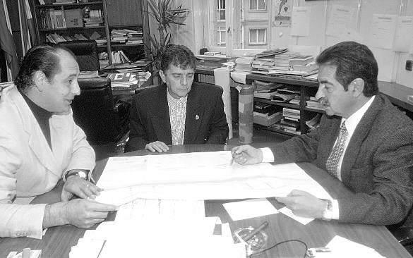 Imagen de diciembre de 2002 de la presentacón de las obras de mejora del puerto de Pedreña del entonces vicepresidente y consejero de Obras Públicas, Vivienda y Urbanismo, Miguel Ángel Revilla, y el alcalde de Marina de Cudeyo, Severiano Ballesteros. 