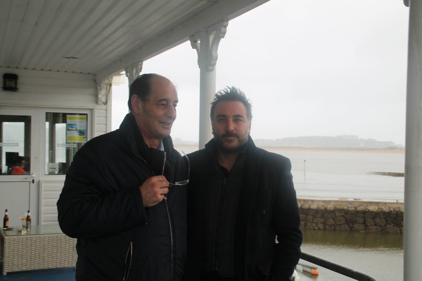 Imagen de enero de 2018 de Severiano Ballesteros junto al actor Javier Cifriá en la presentación del taller de actividades audiovisuales.