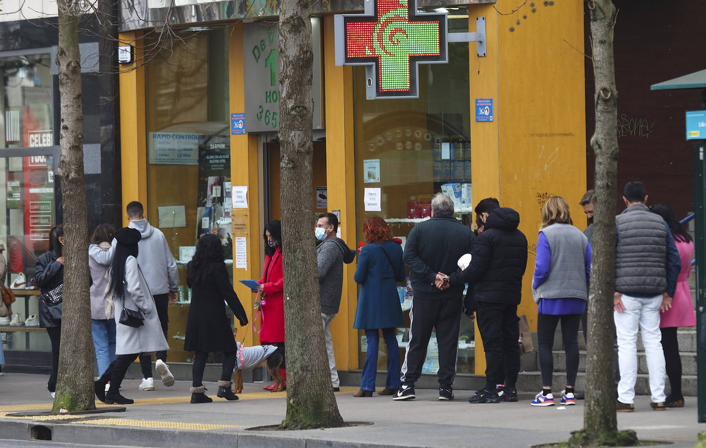 Las citas sociales de estas fechas multiplican la demanda y dejan sin stock a algunos establecimientos, que hasta enero tendrán problemas para reponer. Así están algunas calles próximas a las boticas abiertas en Santander