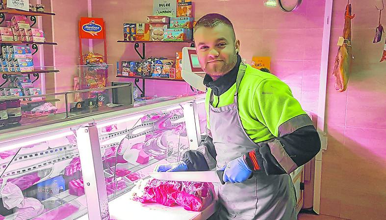 Adrián atendiendo en su carnicería de Puentenansa. 