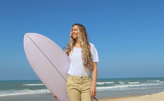 Imagen principal - Arriba, la surfista y activista Maud Le Car, imagen de la colección de mujer. Abajo, con su pareja, el también surfero y activista Joan Duru. 