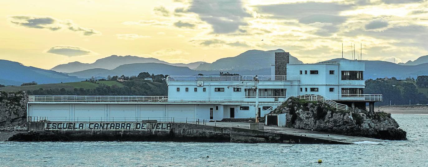 Escuela cántabra de vela, en la Isla de la Torre. Este edificio, localizado a unos 300 metros de la playa de La Magdalena, cada vez tiene menos actividad y actualmente es un refuerzo, durante los veranos, de la Federación de Vela.