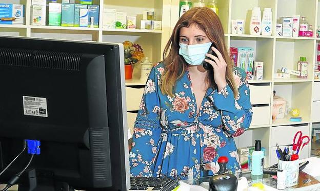 Ana Alba, en su farmacia de Tudanca. 