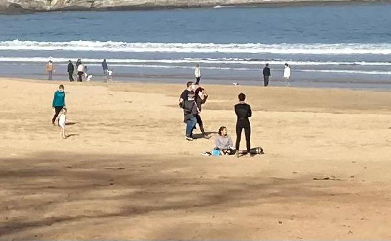 Gente disfrutando de la playa de El Sardinero este martes al mediodía.