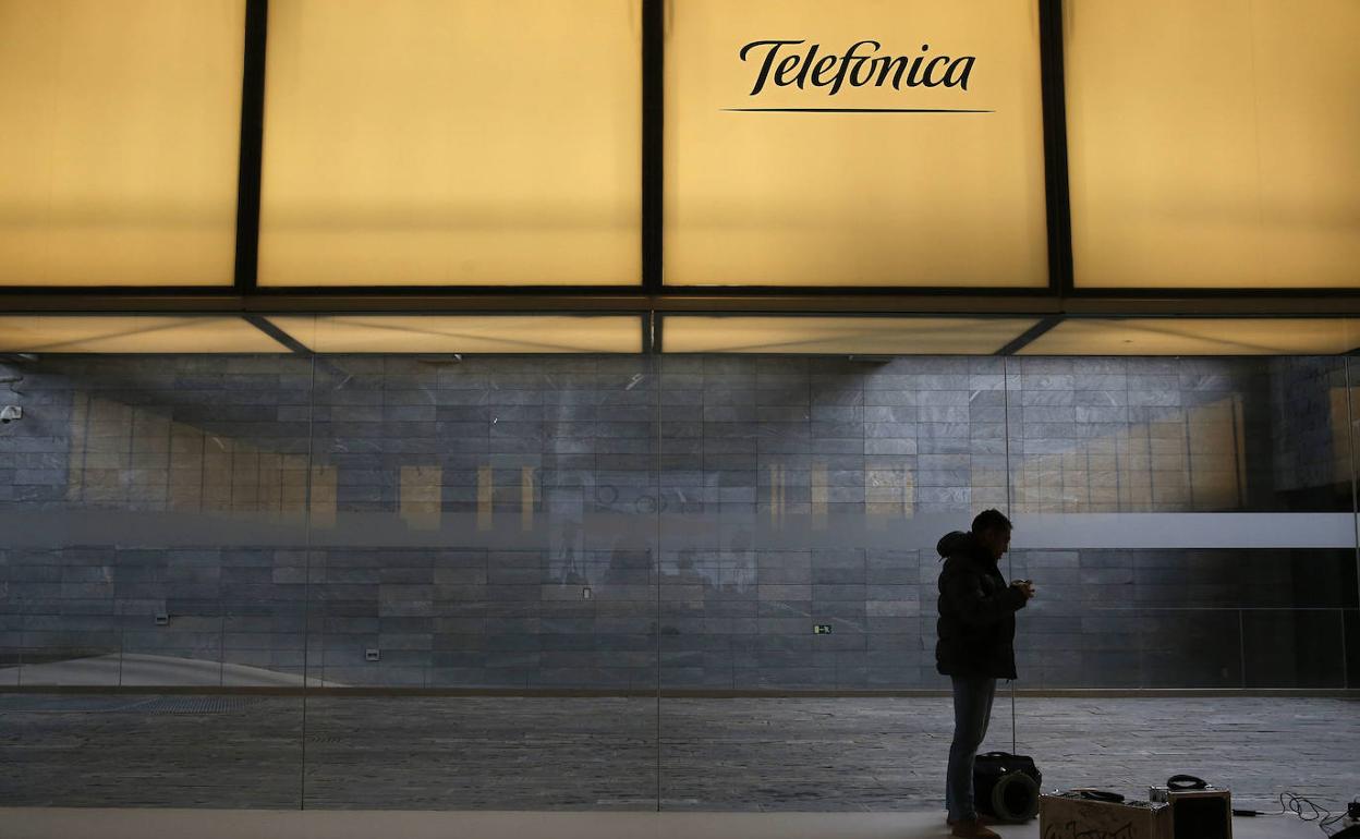 Un hombre en la sede central de Telefónica. 