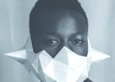 Imagen secundaria 1 - A la izquierda, África. Pieza instalada en la calle Valliciergo, 6. Ambas obras son retratos de Javier Salas.. A la derecha, Asia. Pieza instalada en la calle Lope de Vega, 29. 