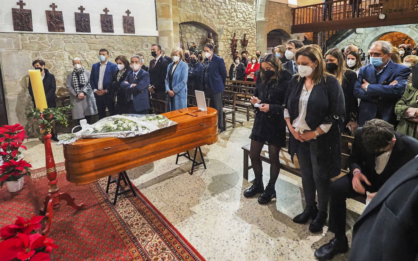 Fotos: Decenas de vecinos y autoridades despiden al exalcalde Severiano Ballesteros