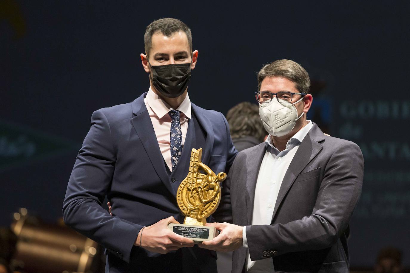 El campeón de España de bolos Víctor González recibió el premio bolístico de manos de Felipe Manso.