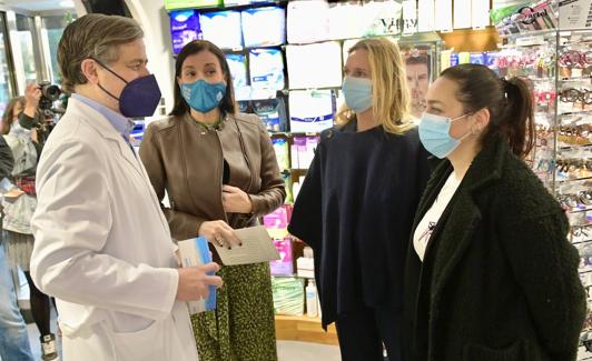 La alcaldesa Gema Igual ha visitado la botica de Los Osos junto a la presidenta del colegio de Farmacéuticos y la concejala de Salud.