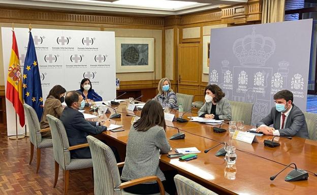 Carolina Darias, preside la reunión de la Comisión de Salud Pública. 