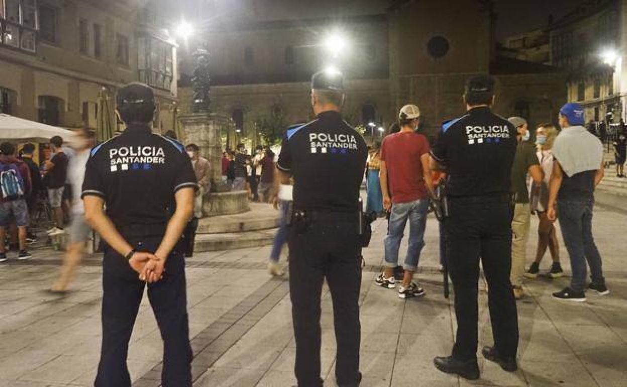 Imagen de archivo de la Policía Local en la plaza Cañadio controlando que se cumplían las medidas contra el covid. 