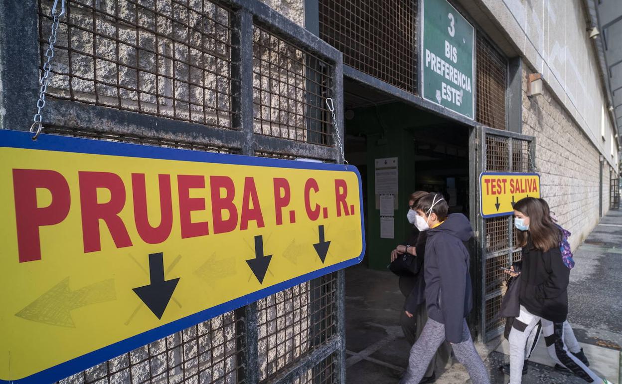 Sanitarios de la Unidad de Vigilancia Epidemiológica e Intervención recogen muestras en el punto habilitado en los Campos de Sport de el Sardinero. 