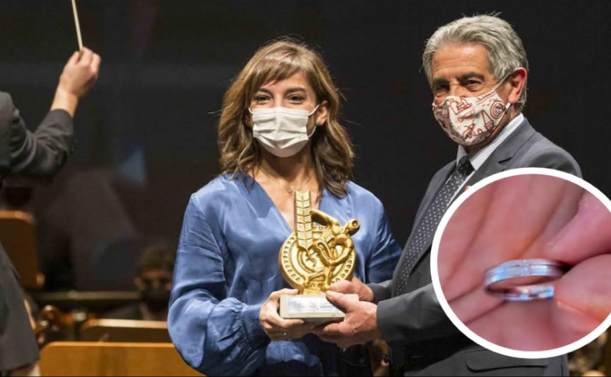 Sandra Sánchez, en la entrega de premios del martes junto a Revilla. En el redondel, el anillo que ha perdido la campeona olímpica este miércoles en Mataleñas.