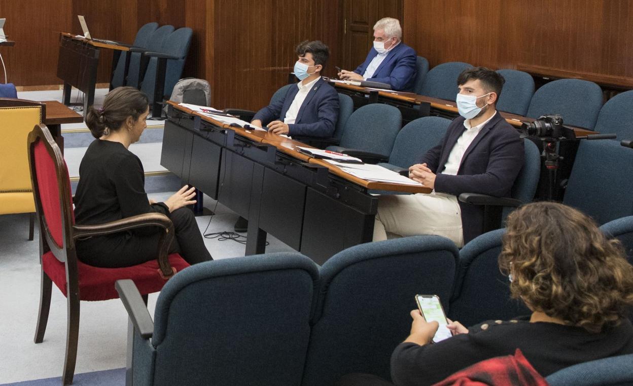 La intérprete frente al concejal socialista Alberto Torres. 