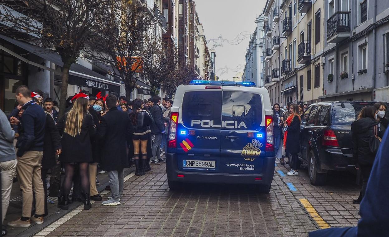 Efectivos de Policía Nacional y Policía Local de Santander controlarán las principales zonas de ocio nocturno y las áreas donde suele practicarse el botellón. sane