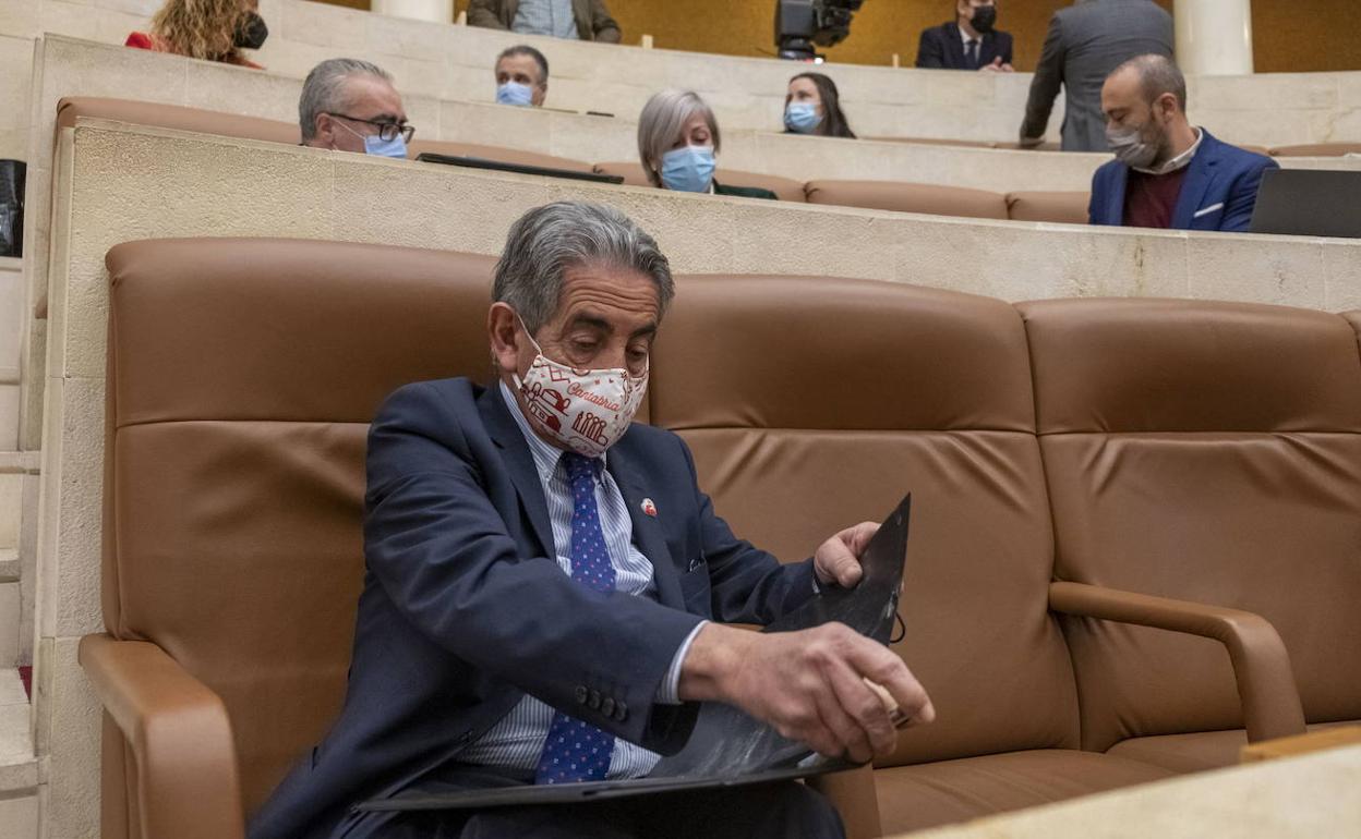 Revilla, en una sesión en el Parlamento de Cantabria.