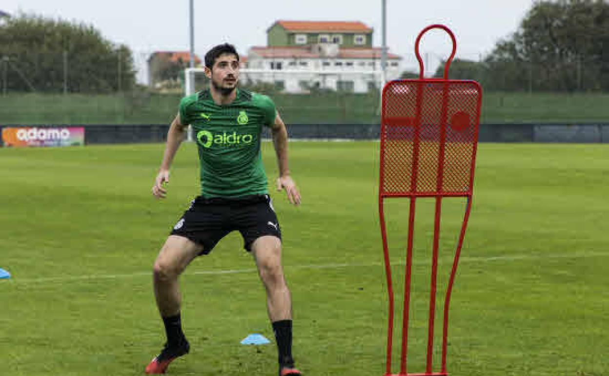 Imagen de archivo de Pablo Bobadilla durante un entrenamiento del Racing en las instalaciones Nando Yosu de la Albericia. 