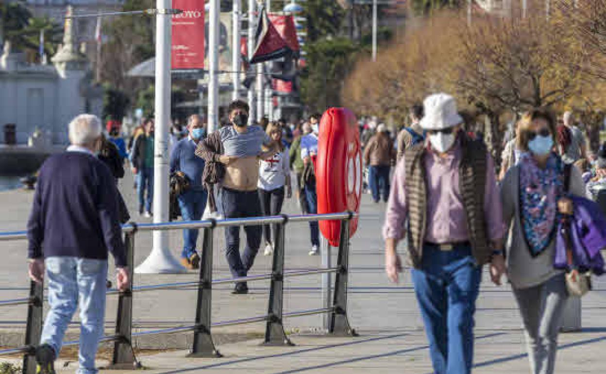 Turistas pasean con mascarilla por Santander.