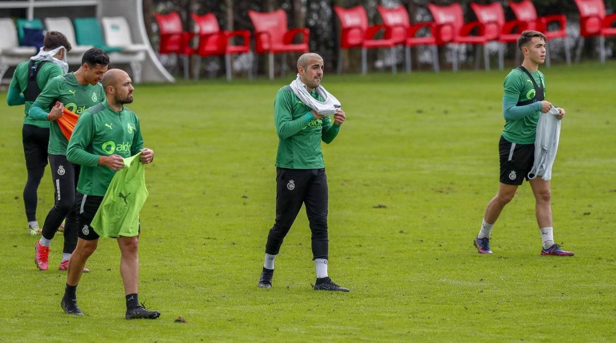 Carlos Castro durante el entrenamiento del lunes. Este jueves, ni siquiera saltó al terreno de juego y tiene pie y medio fuera de Santander. 