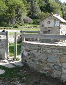 Imagen secundaria 2 - Aparcamiento del acceso al acebal, mirador y fuente del acebal soriano. 