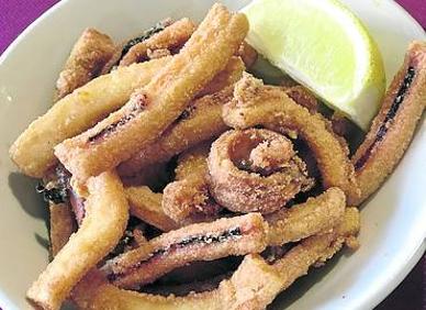 Imagen secundaria 1 - Bacalao a la montañesa, encebollado y con setas; media ración de rabas de peludín (media); y cogollos con bonito, anchoas y pimientos asados.