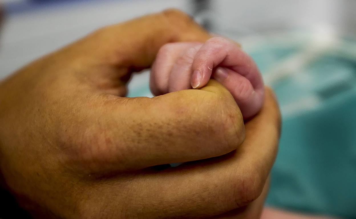 El primer bebé cántabro del año nació a las 00.40 horas en Valdecilla