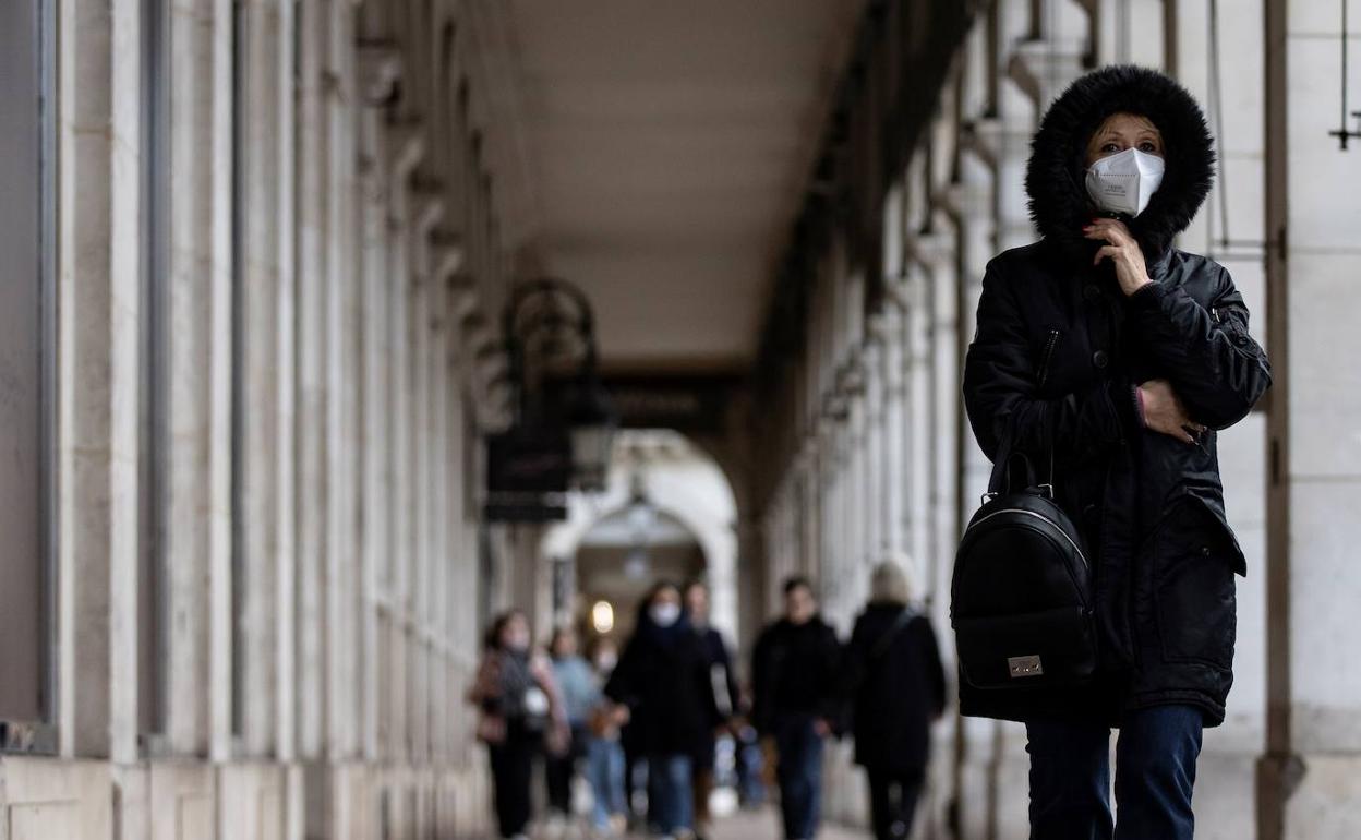 Ciudadanos con mascarillas por el centro de París.