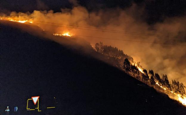 Fotografía tomada anoche en el incendio de Puente Viesgo.