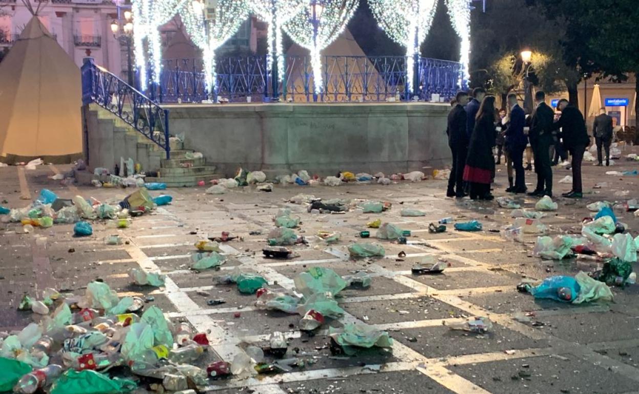 Estado en el que ha quedado la Plaza Pombo tras los botellones de Nochevieja.