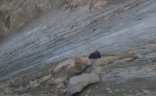 Imagen principal - Arriba, la muestra fotográfica 'La sombra incisa' recoge 10 años de trabajo de campo del artista en el glaciar de La Maladeta, en los Pirineos. Abajo, 'Retratos' Mírame! Retratos y otras ficciones en la Colección La Caixa de Arte Contemporáneo reúne obras representativas de este género. 