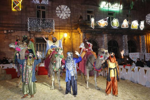 Los pajes de los Reyes Magos han recogido cartas este domingo en Torrelavega.