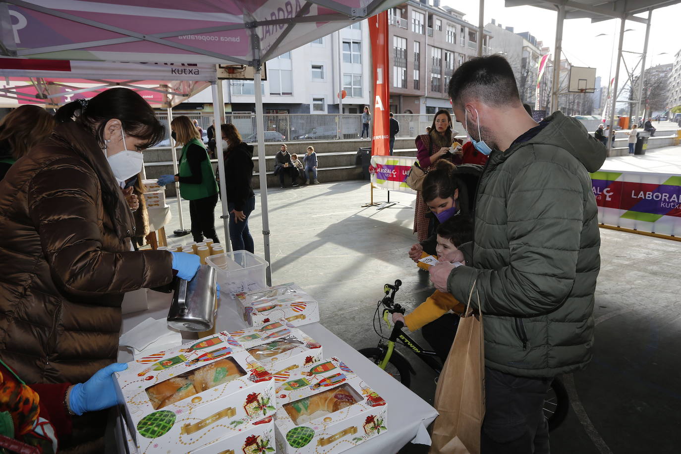 Fotos: Reparto de roscón y chocolate solidarios en Torrelavega