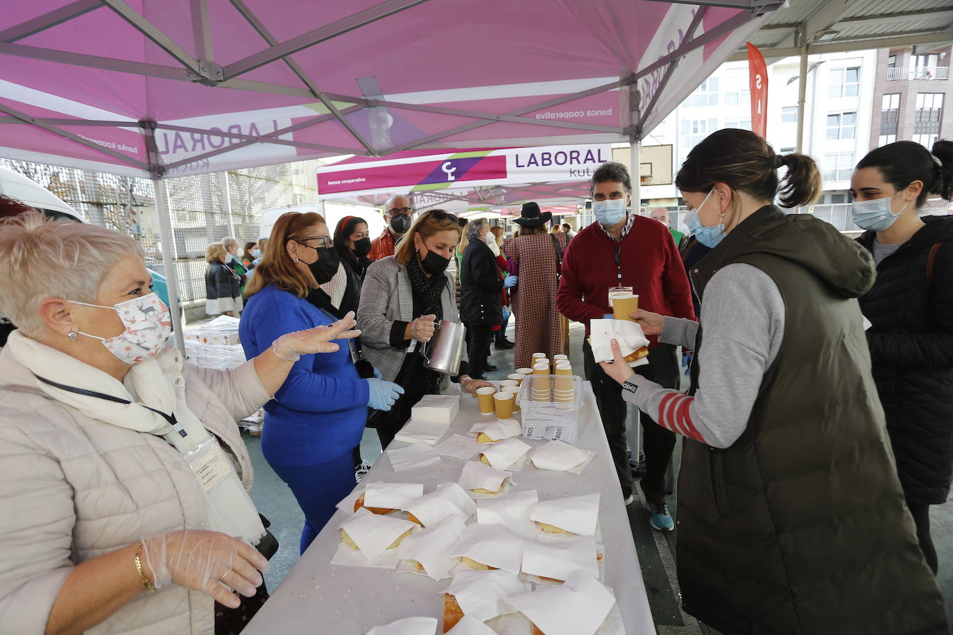 Fotos: Reparto de roscón y chocolate solidarios en Torrelavega