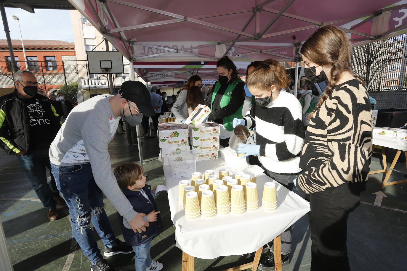 Fotos: Reparto de roscón y chocolate solidarios en Torrelavega