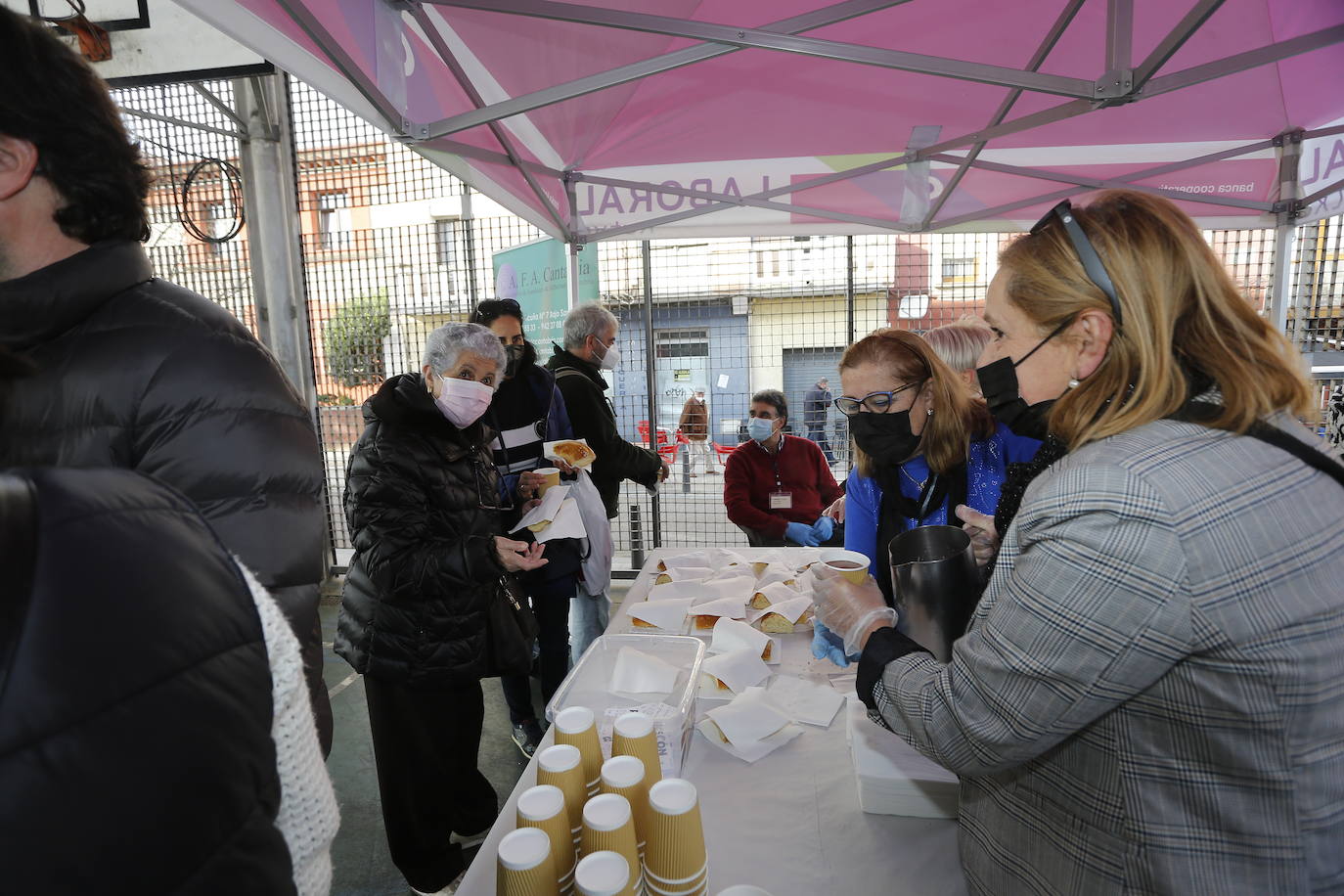 Fotos: Reparto de roscón y chocolate solidarios en Torrelavega