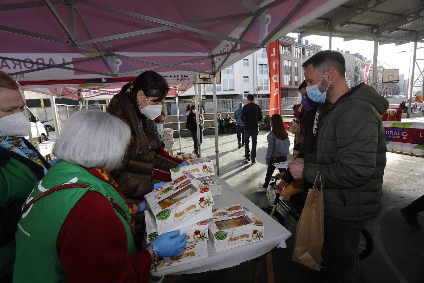 Fotos: Reparto de roscón y chocolate solidarios en Torrelavega