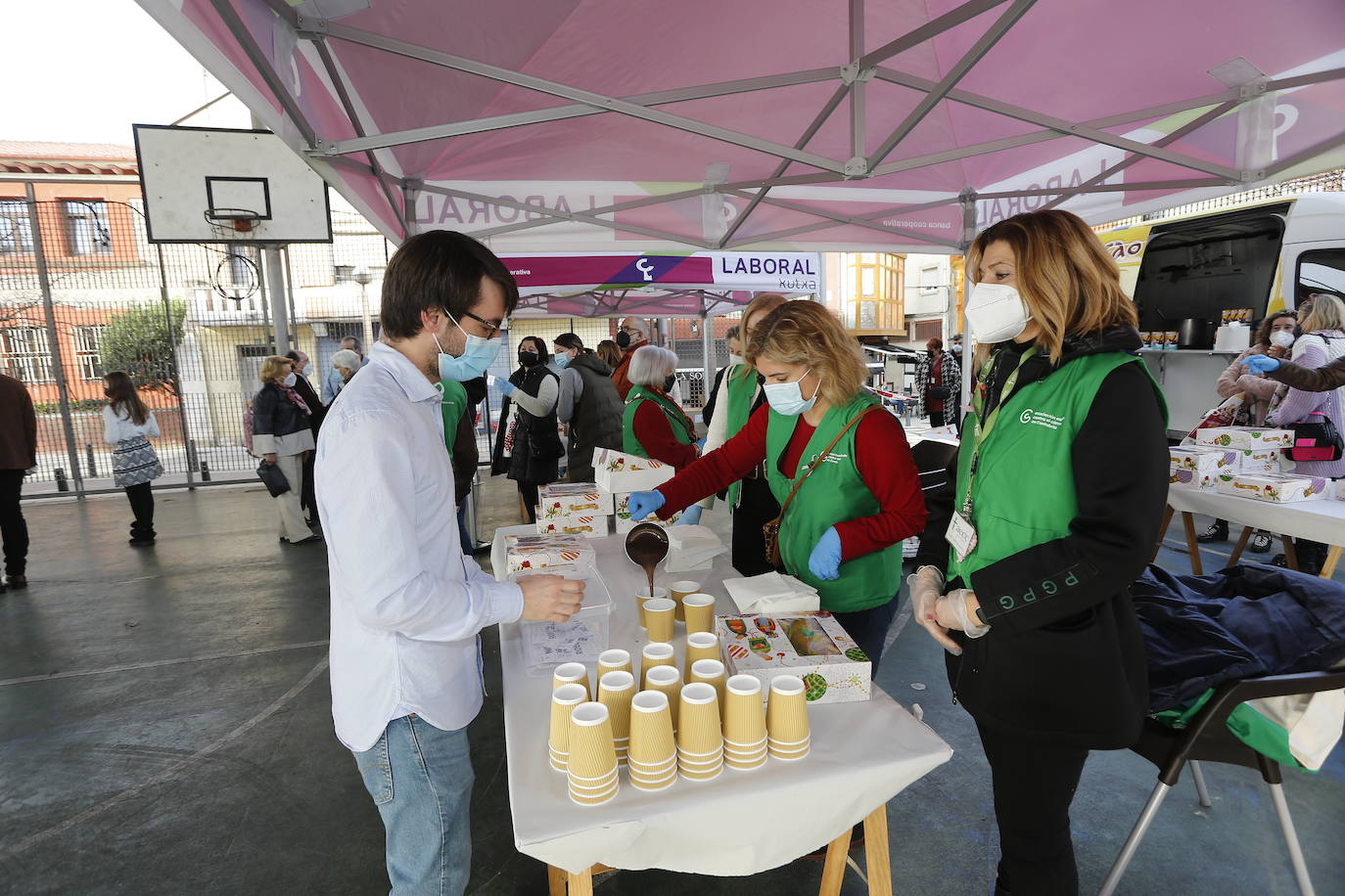 Fotos: Reparto de roscón y chocolate solidarios en Torrelavega